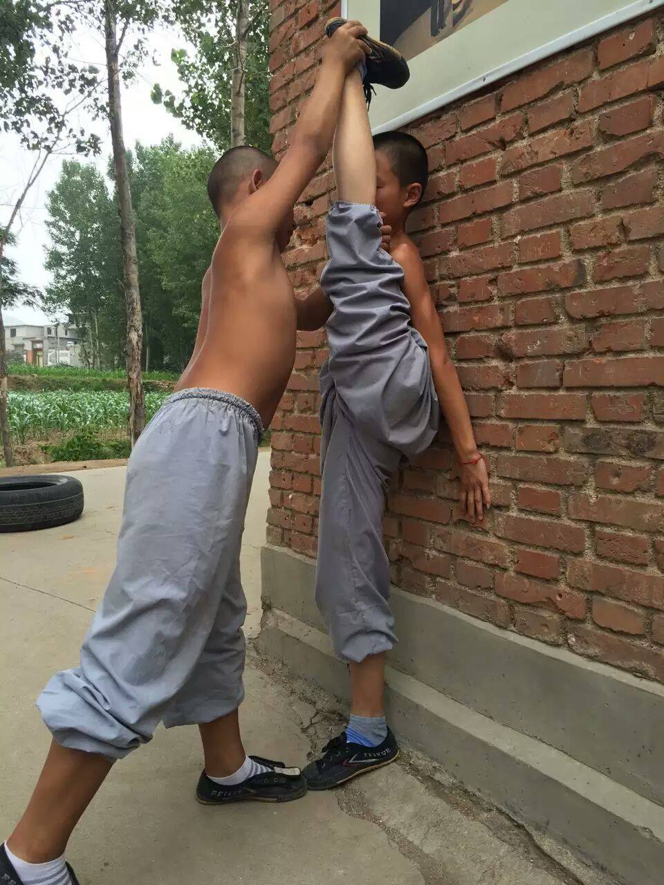 Shaolin Kinder beim dehnen (2013)